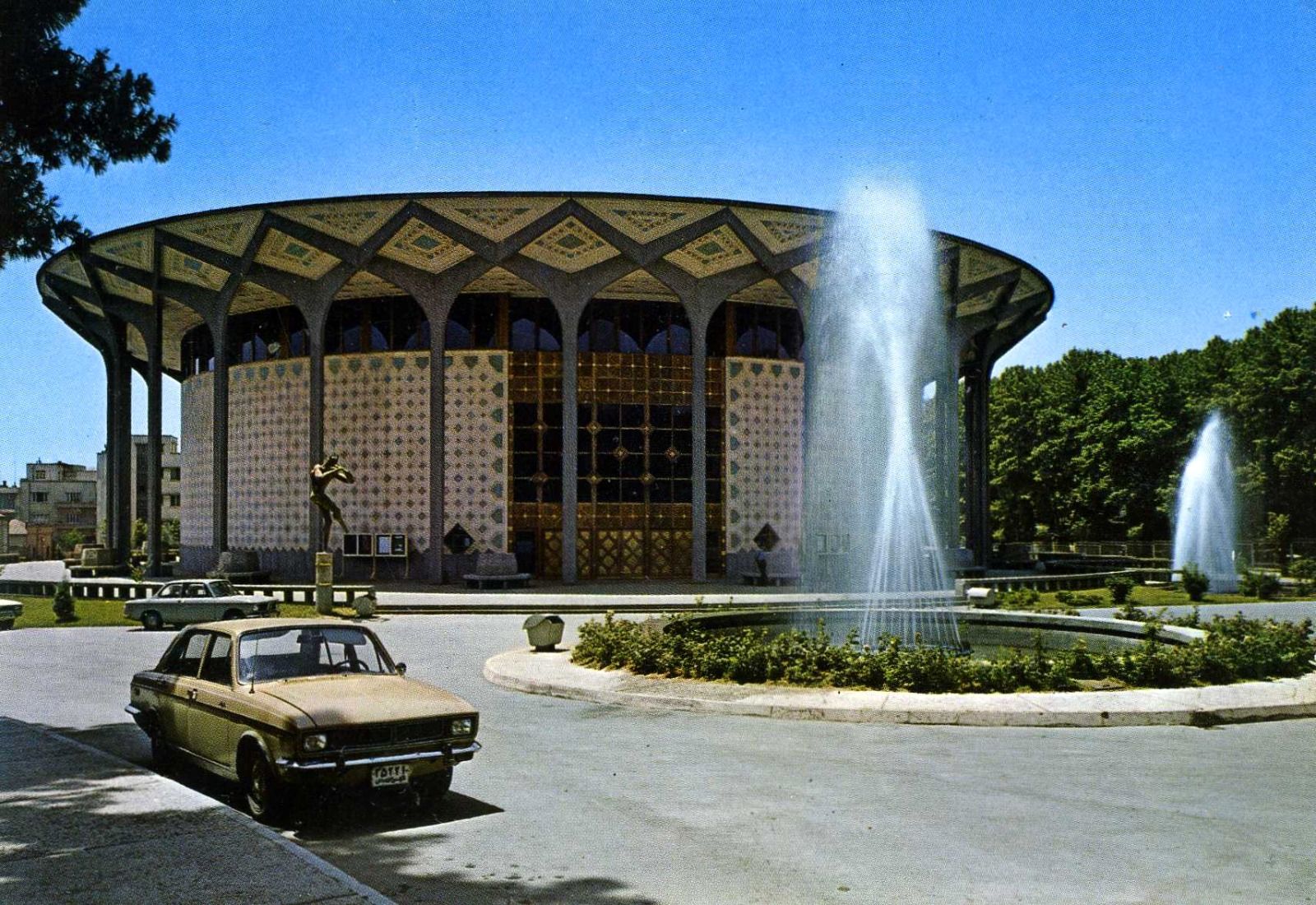 تئاتر شهر؛ چرا اجازه دادیم تکه‌ای از شهر که متعلق به ماست، محصور شود؟