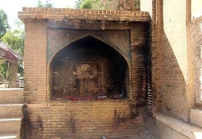 حریم گورستان را شکسته‌اند و سنگ‌قبرها را به آتش کشیده‌اند