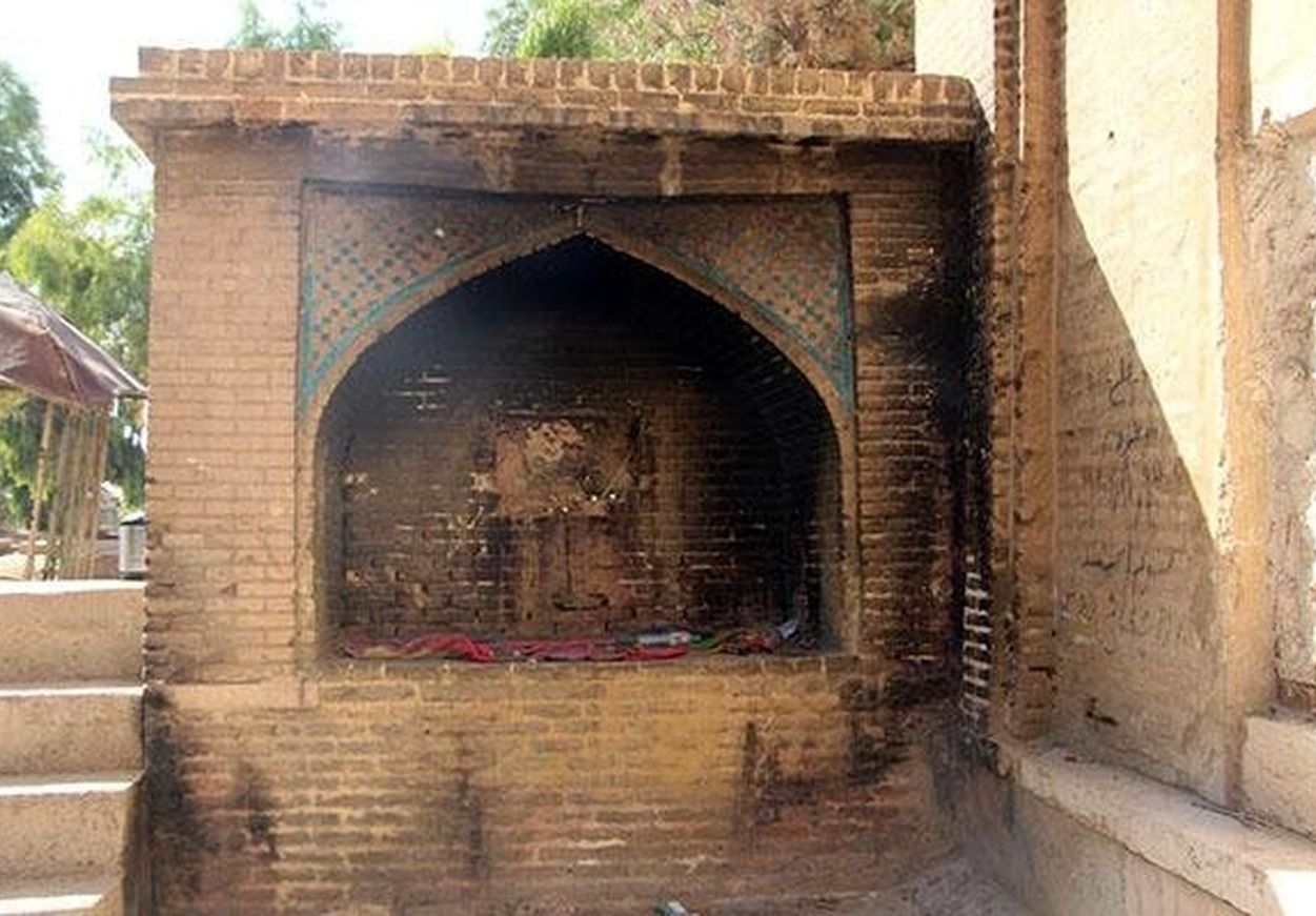 حریم گورستان را شکسته‌اند و سنگ‌قبرها را به آتش کشیده‌اند